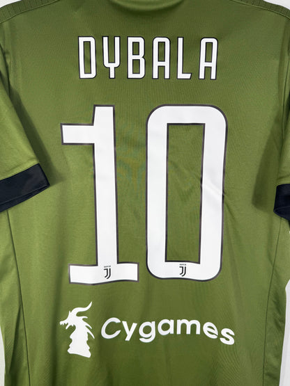 Zoom sur le nom DYBALA et le numéro 10 blanc avec liseré noir, typographie officielle Serie A 2017-2018.