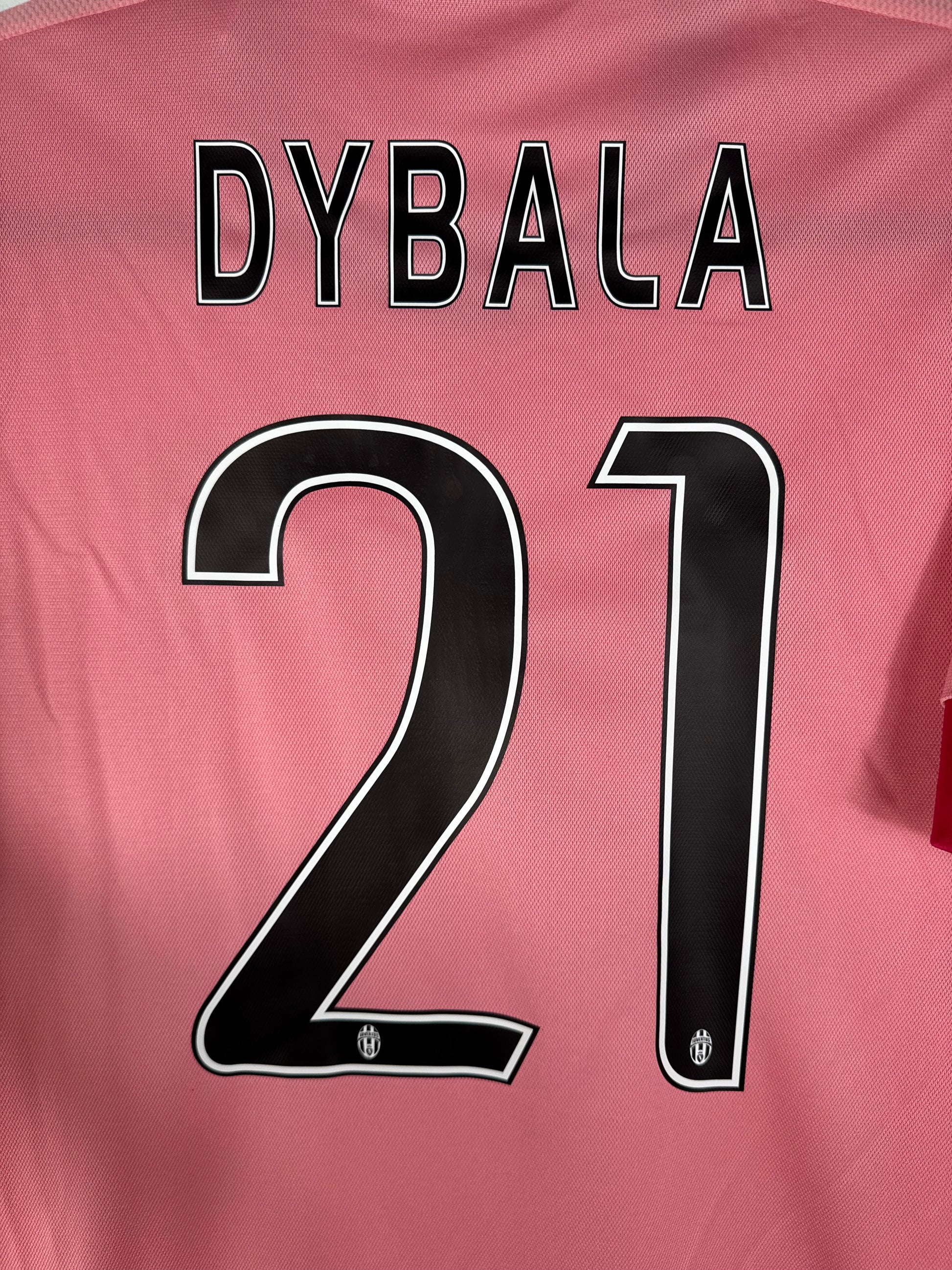 Zoom sur le numéro 21 noir de Paulo Dybala avec typographie officielle Ligue des Champions de la Juventus 2015-2016.