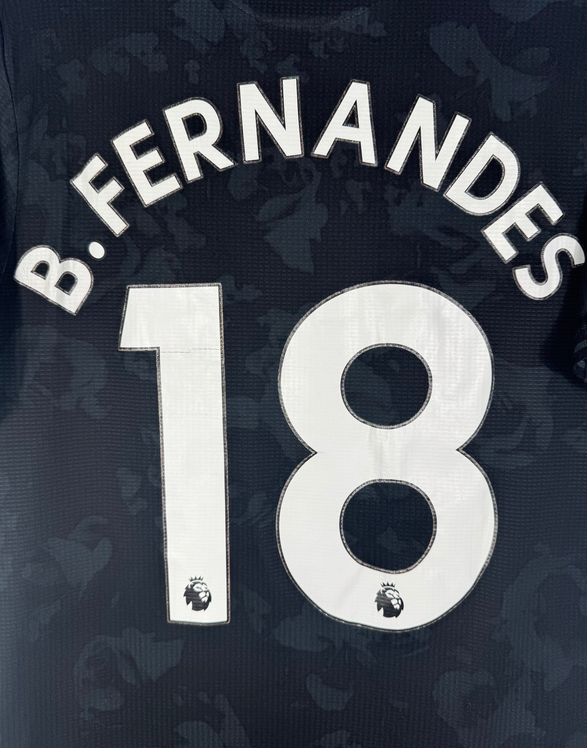 Gros plan numéro 18 Bruno Fernandes police officielle Premier League.