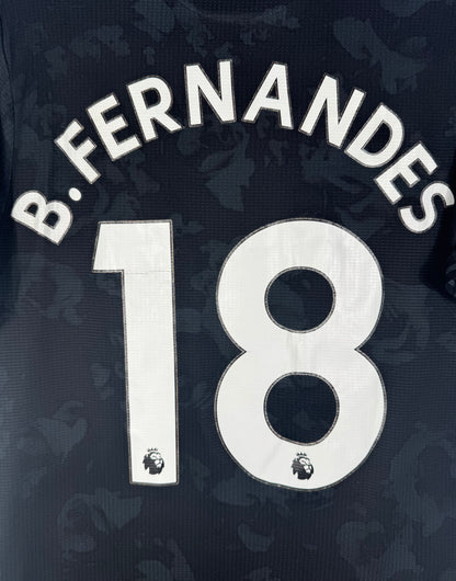 Gros plan numéro 18 Bruno Fernandes police officielle Premier League.