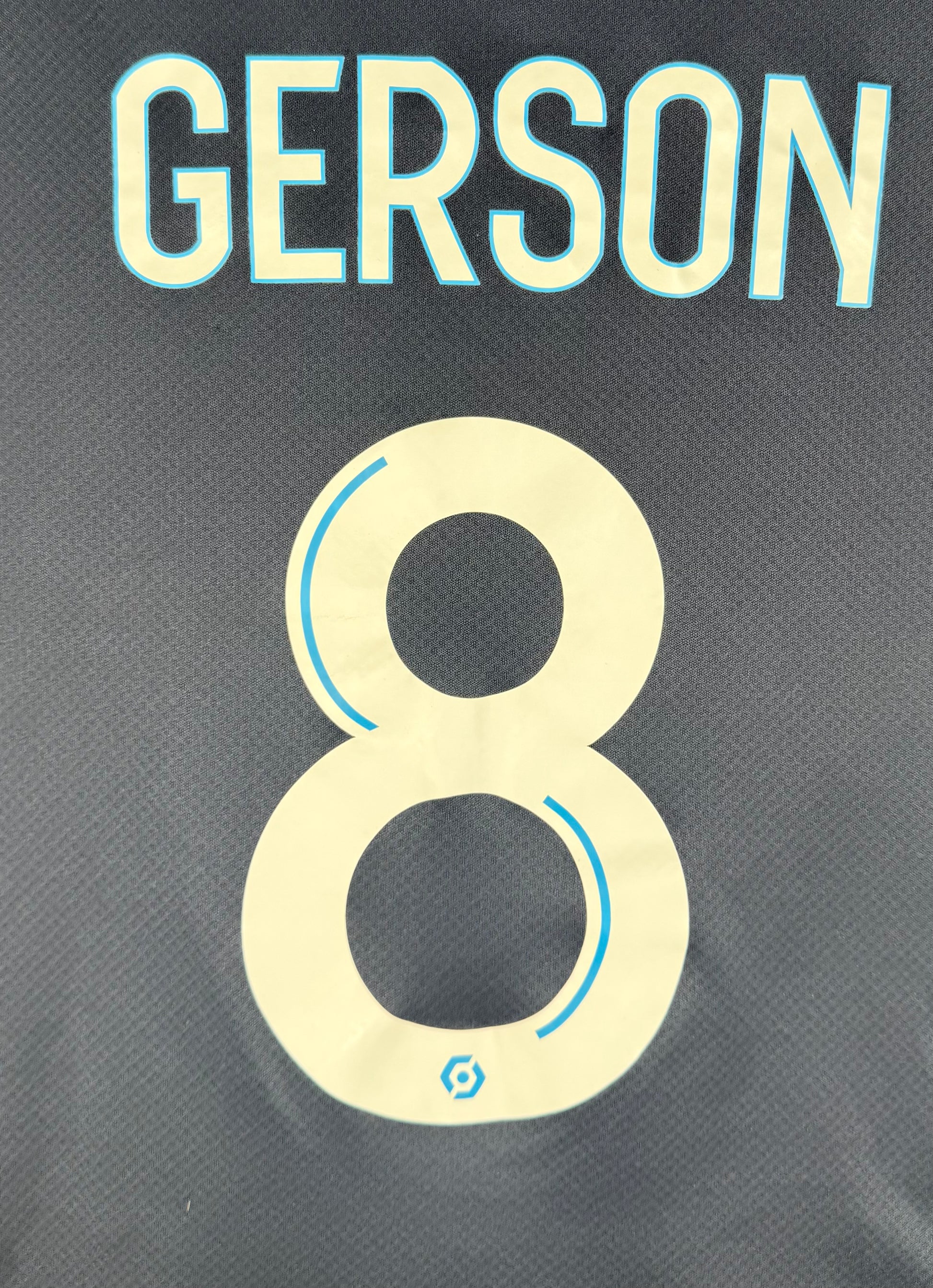 Gros plan flocage Gerson numéro 8 police officielle Ligue 1 maillot OM.