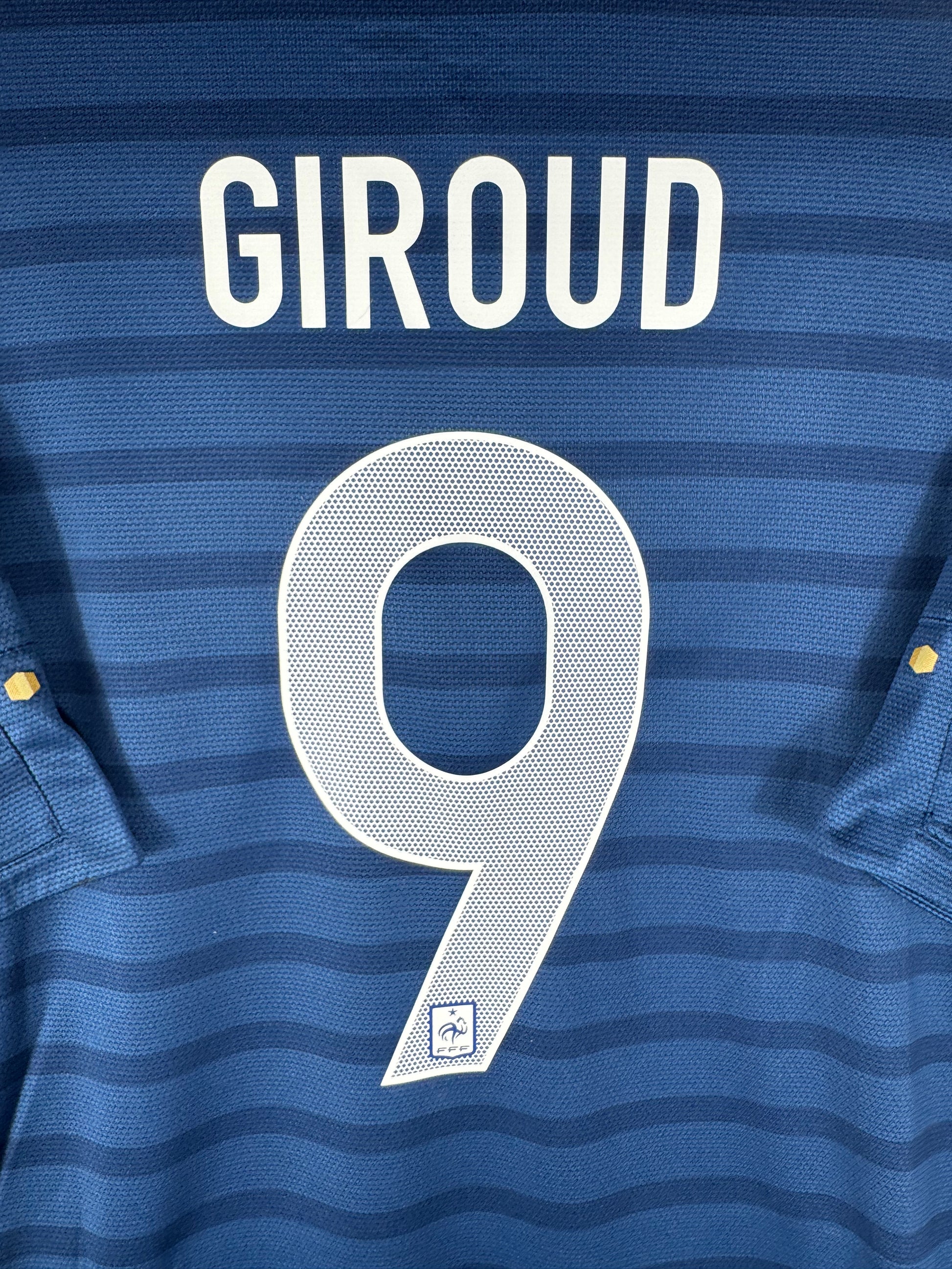 Zoom sur le nom GIROUD et le numéro 9 doré, typographie officielle de l'Equipe de France à l'Euro 2012.