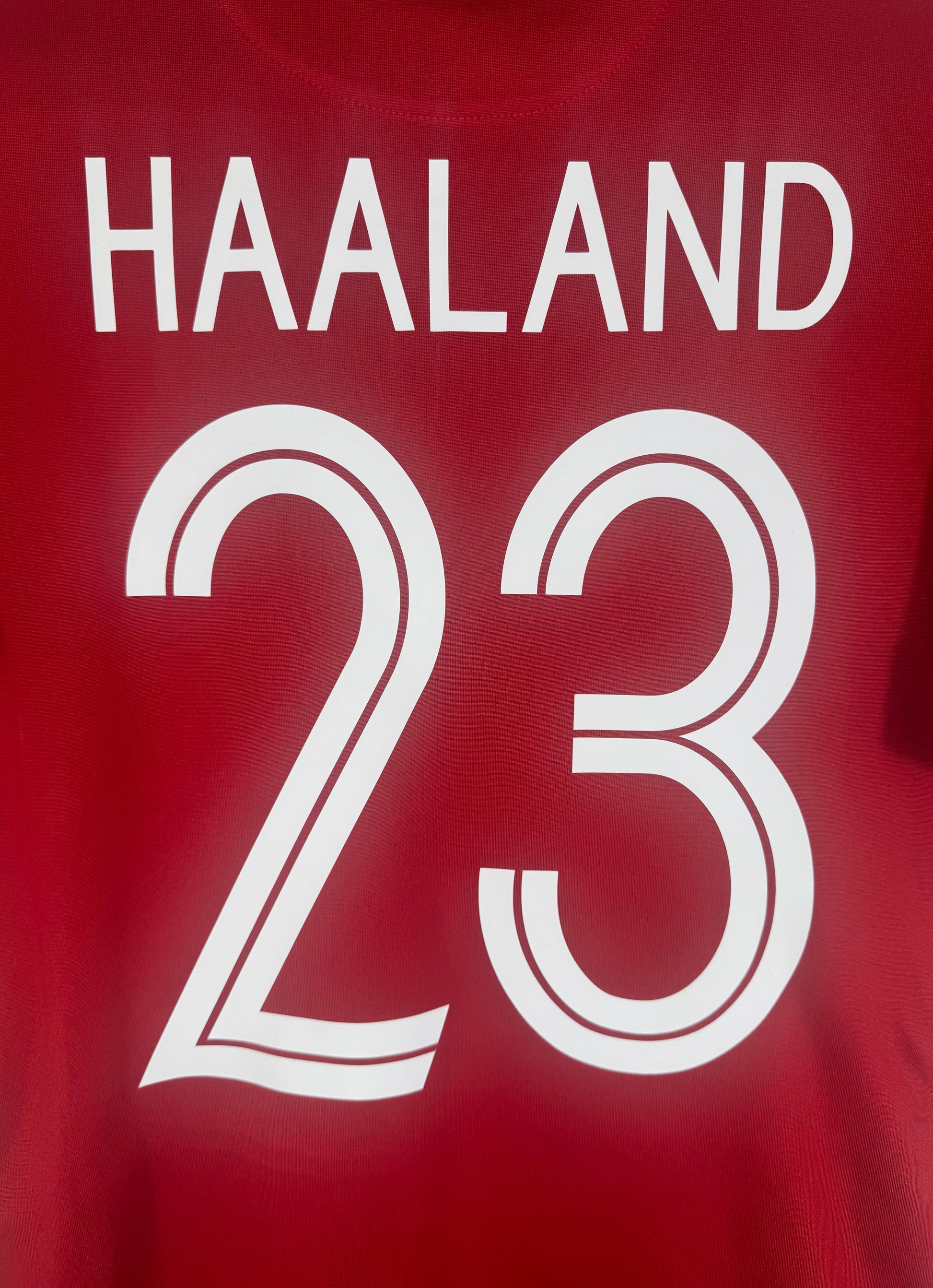 Zoom sur la typographie officielle "double ligne" du nom HAALAND et numéro 23.