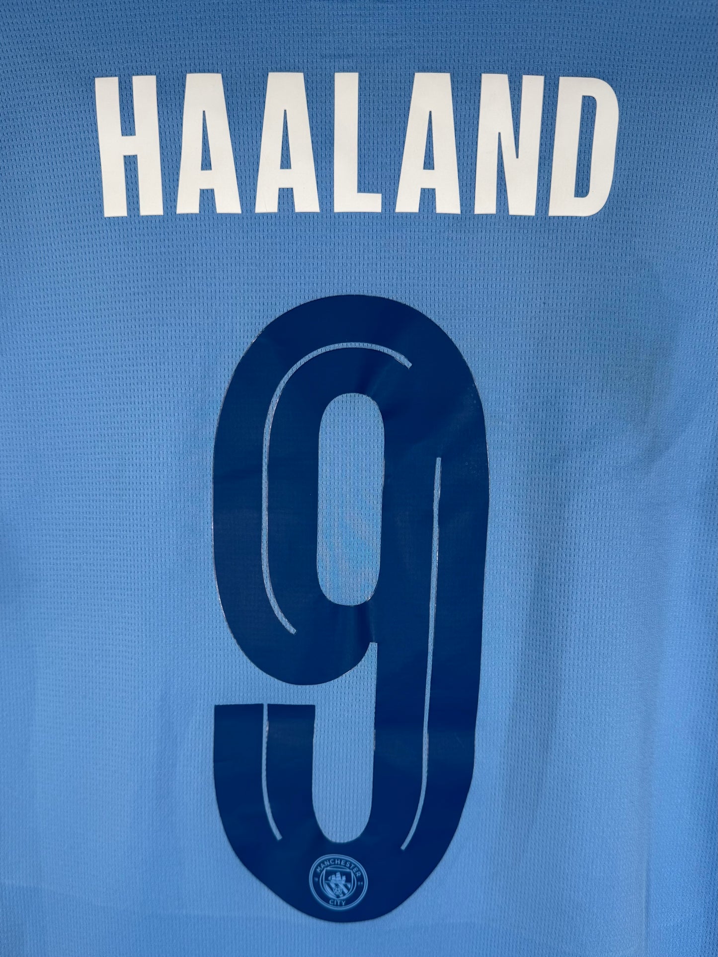 Gros plan flocage Erling Haaland numéro 9 police officielle.