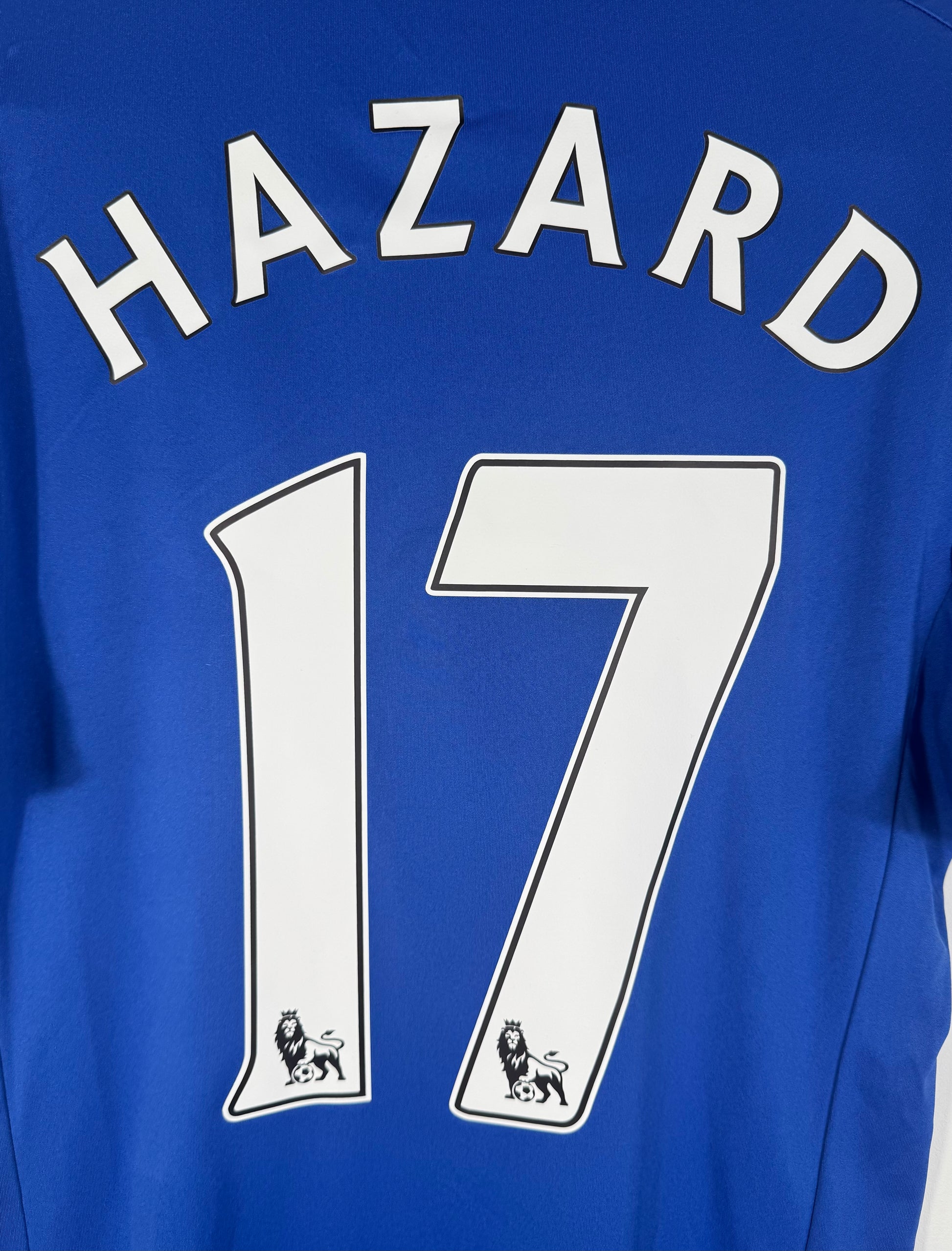 Zoom sur le nom HAZARD et le numéro 17 typographie officielle Premier League.