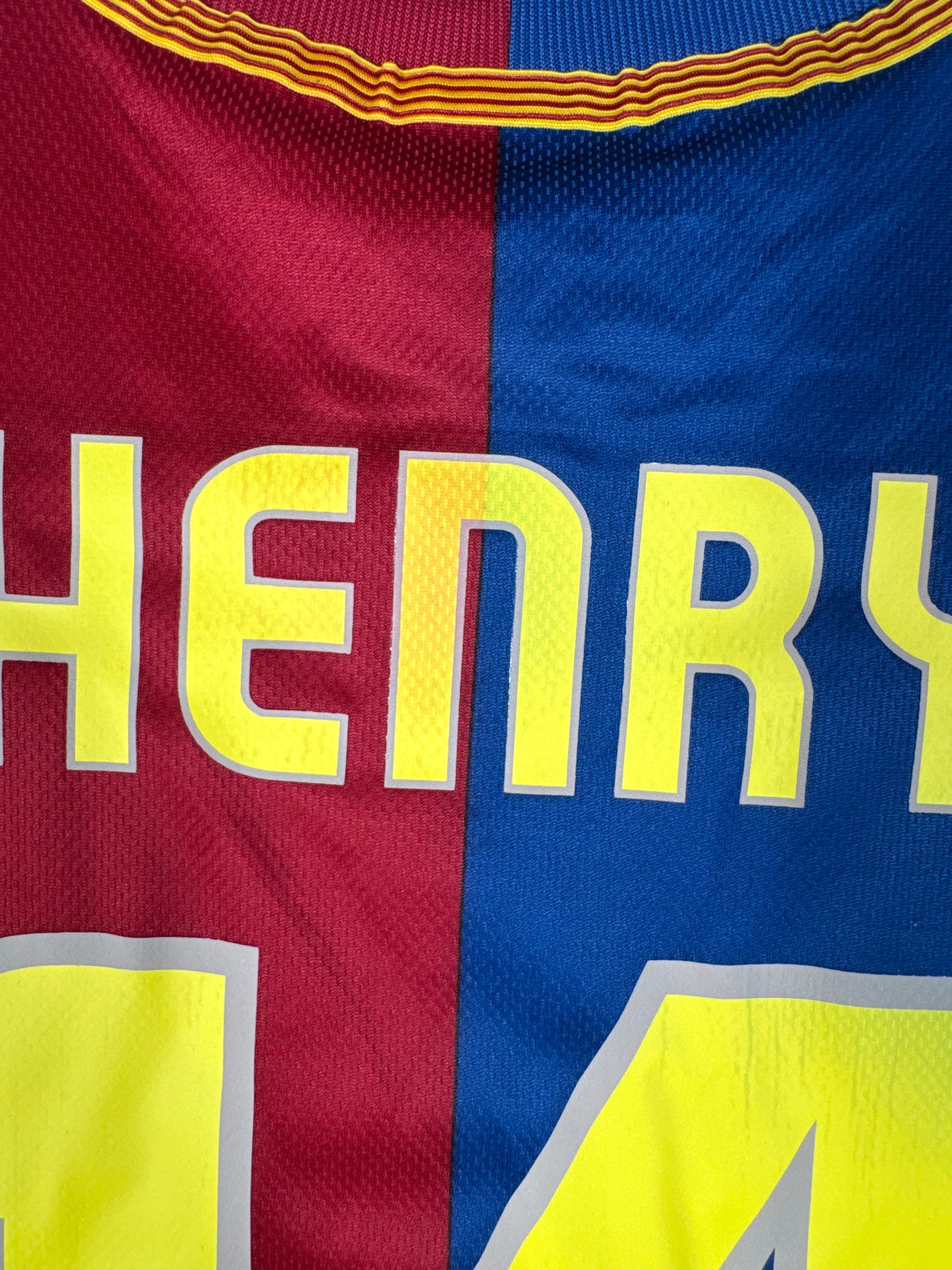 Zoom sur le nom HENRY et le numéro 14 jaune, typographie officielle utilisée par le Barça en Ligue des Champions 2009.