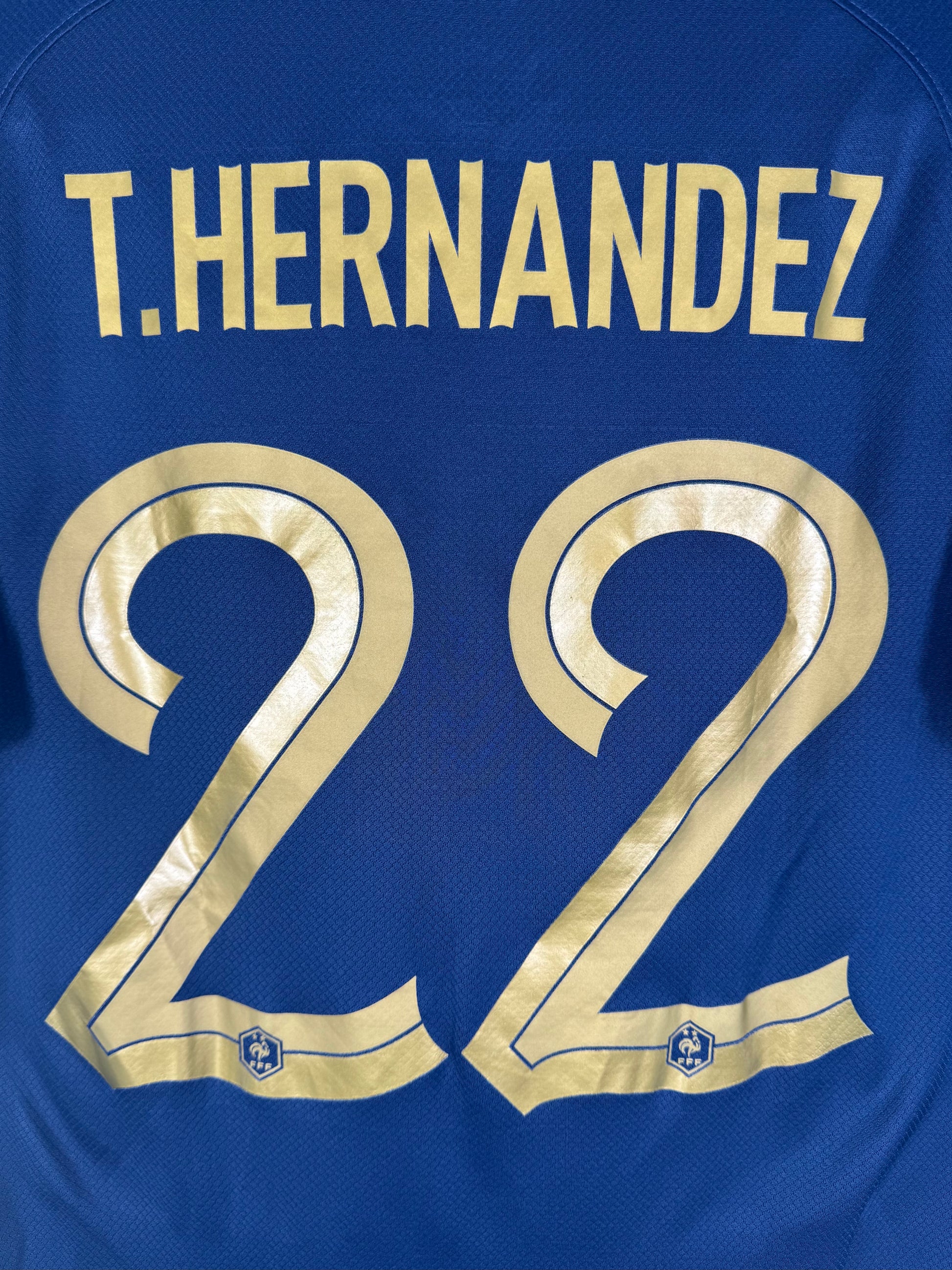 Gros plan flocage T.Hernandez numéro 22 texture or maillot France 2022.