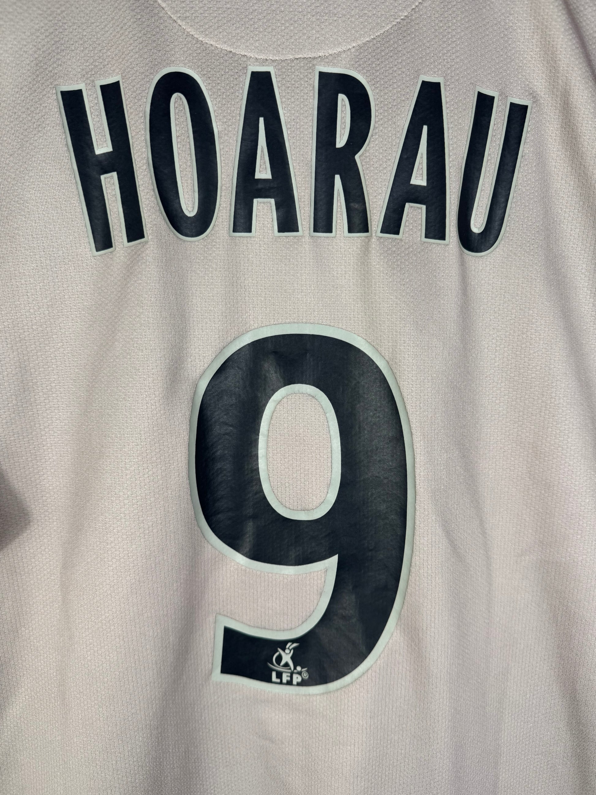 Zoom sur le nom HOARAU et le numéro 9 bleu marine avec le logo du PSG intégré dans le chiffre.