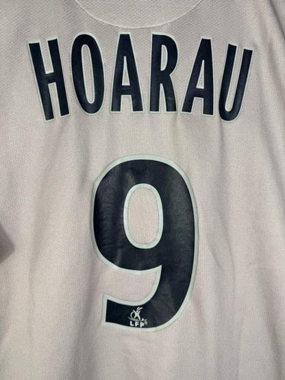 Zoom sur le nom HOARAU et le numéro 9 bleu marine avec le logo du PSG intégré dans le chiffre.