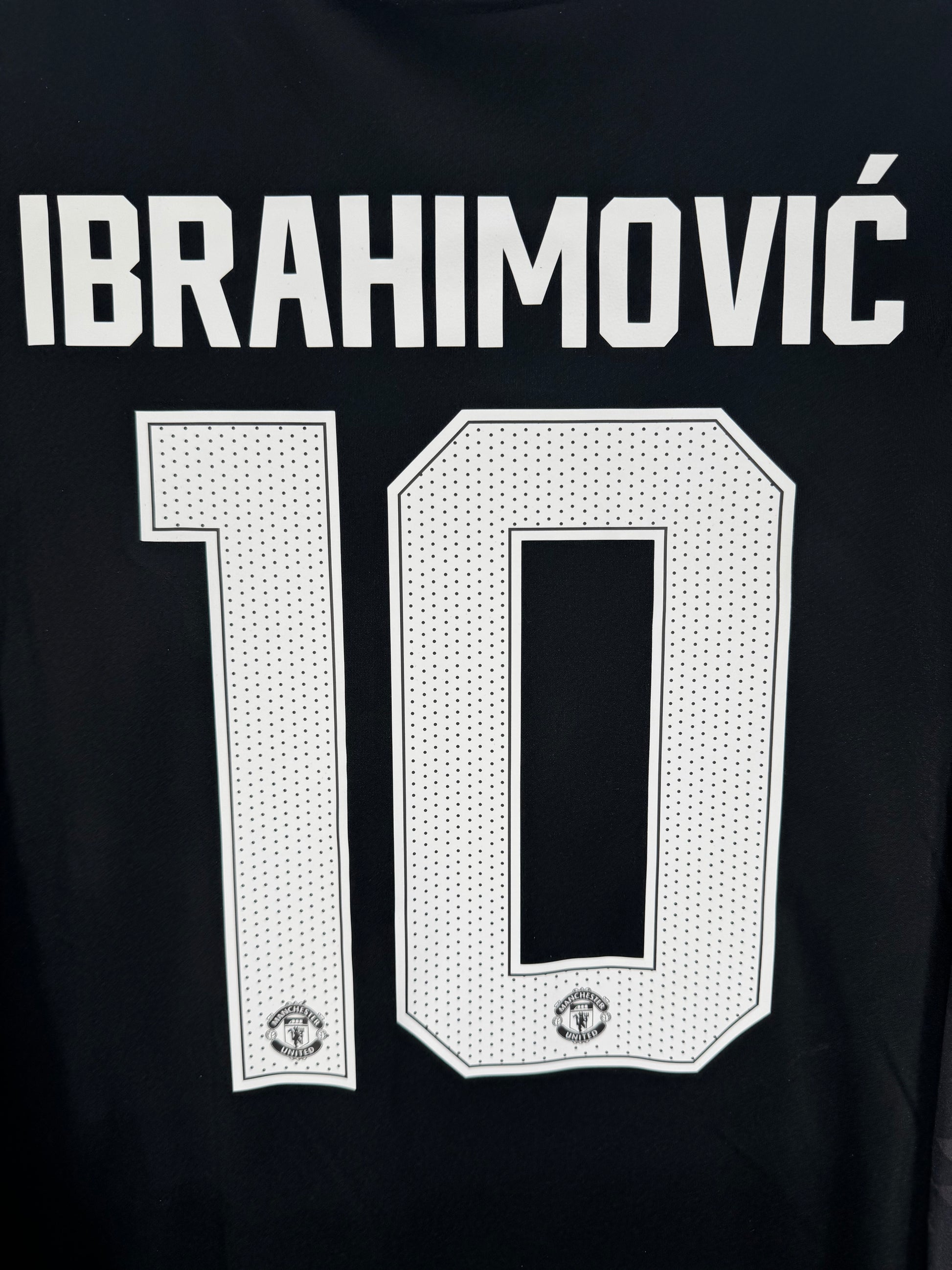 Zoom sur le nom IBRAHIMOVIĆ et le numéro 10 blanc, police officielle utilisée en 2018.