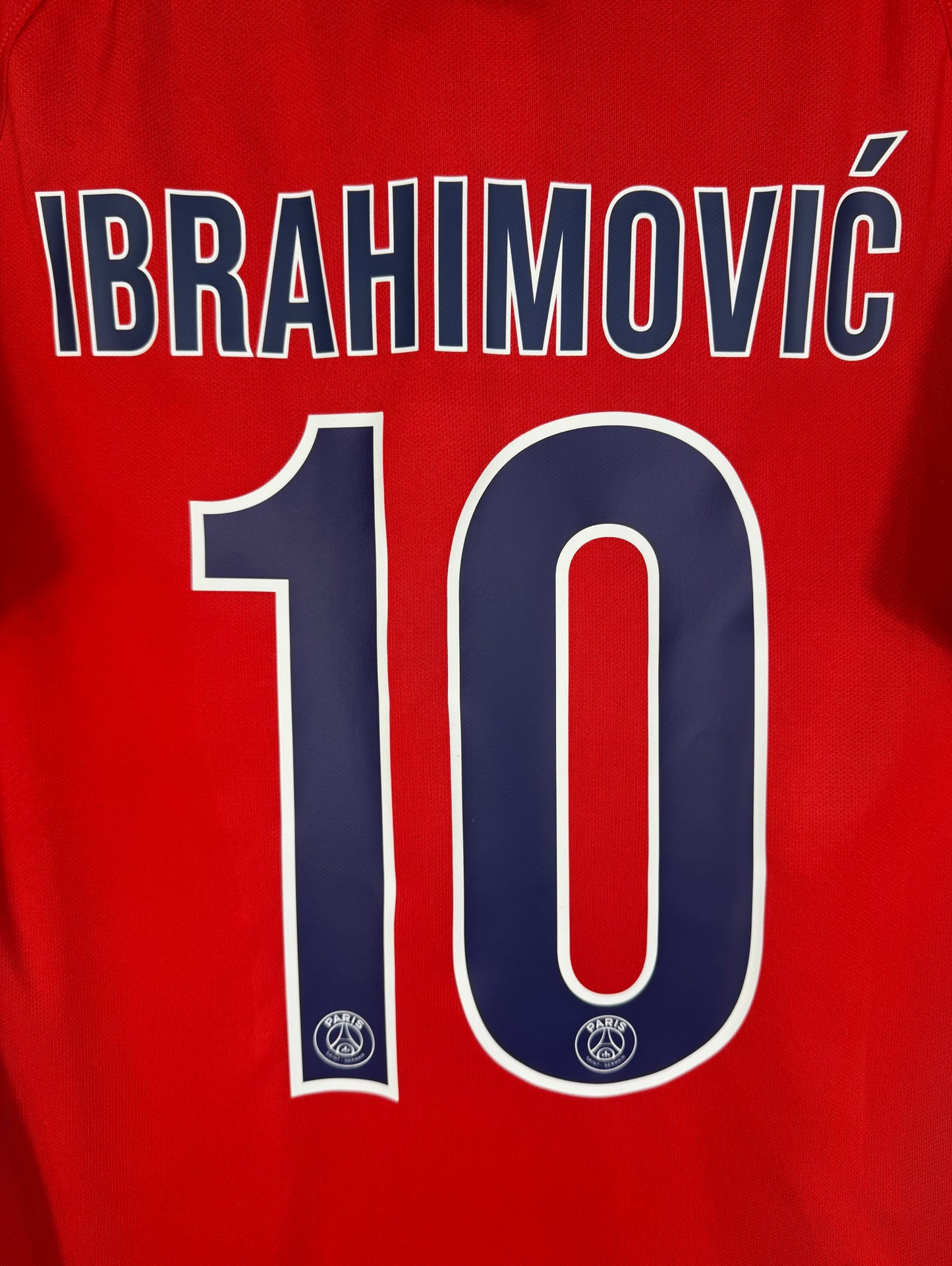 Zoom sur le nom IBRAHIMOVIĆ et le numéro 10 avec détail du blason du club.