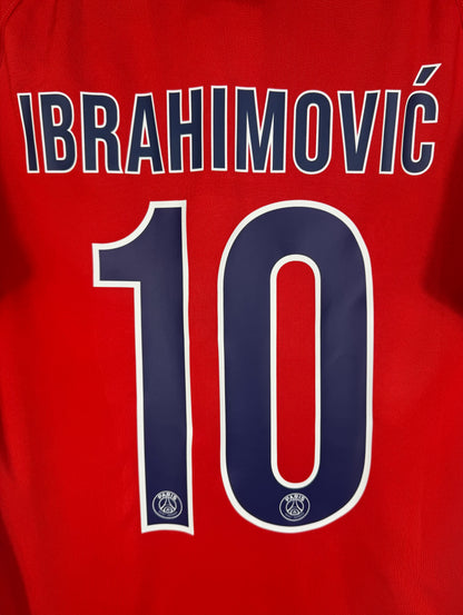 Zoom sur le nom IBRAHIMOVIĆ et le numéro 10 avec détail du blason du club.