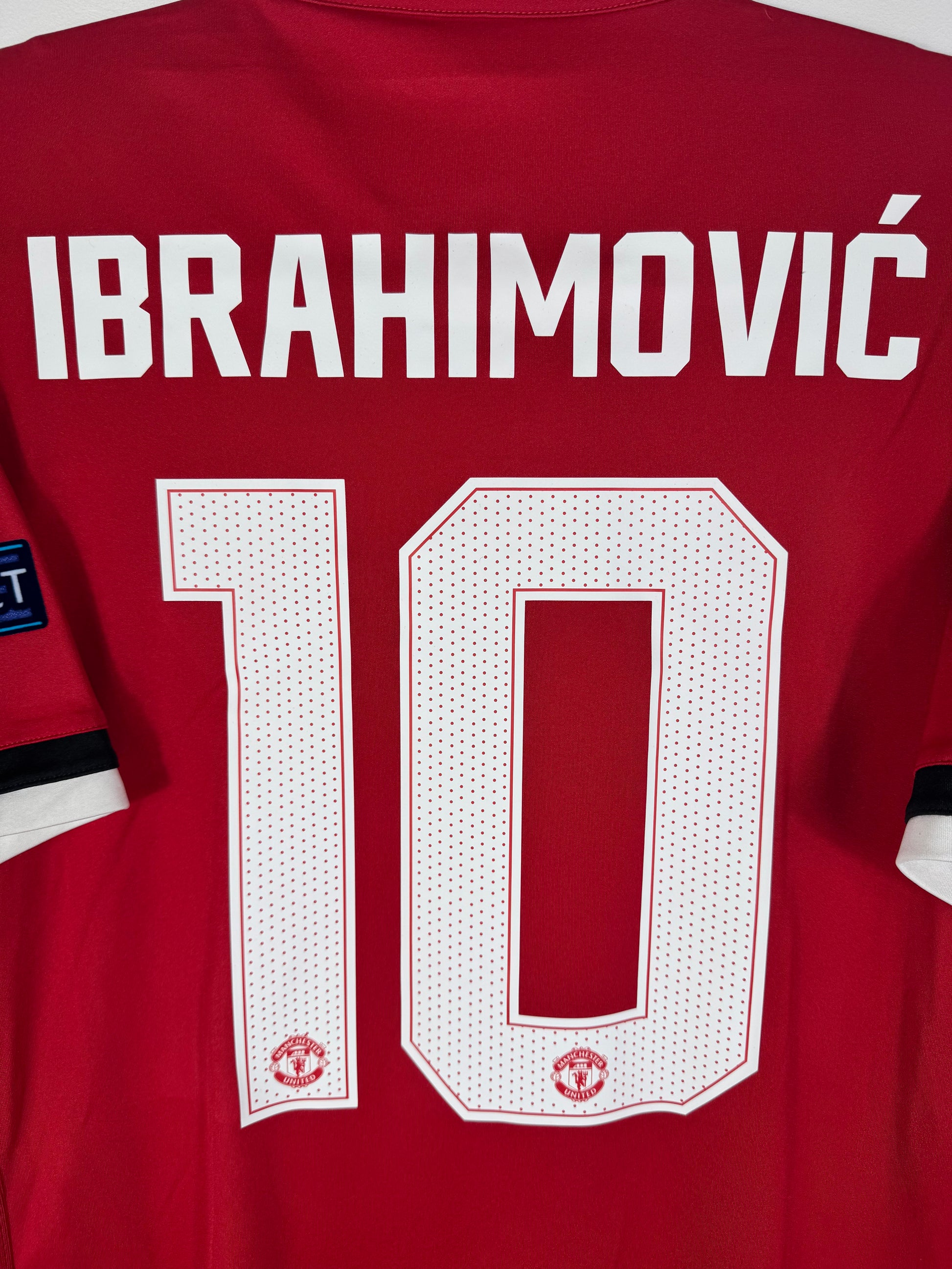 Zoom sur le nom IBRAHIMOVIĆ et le numéro 10 blanc.