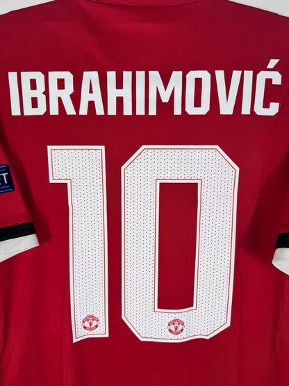 Zoom sur le nom IBRAHIMOVIĆ et le numéro 10 blanc.