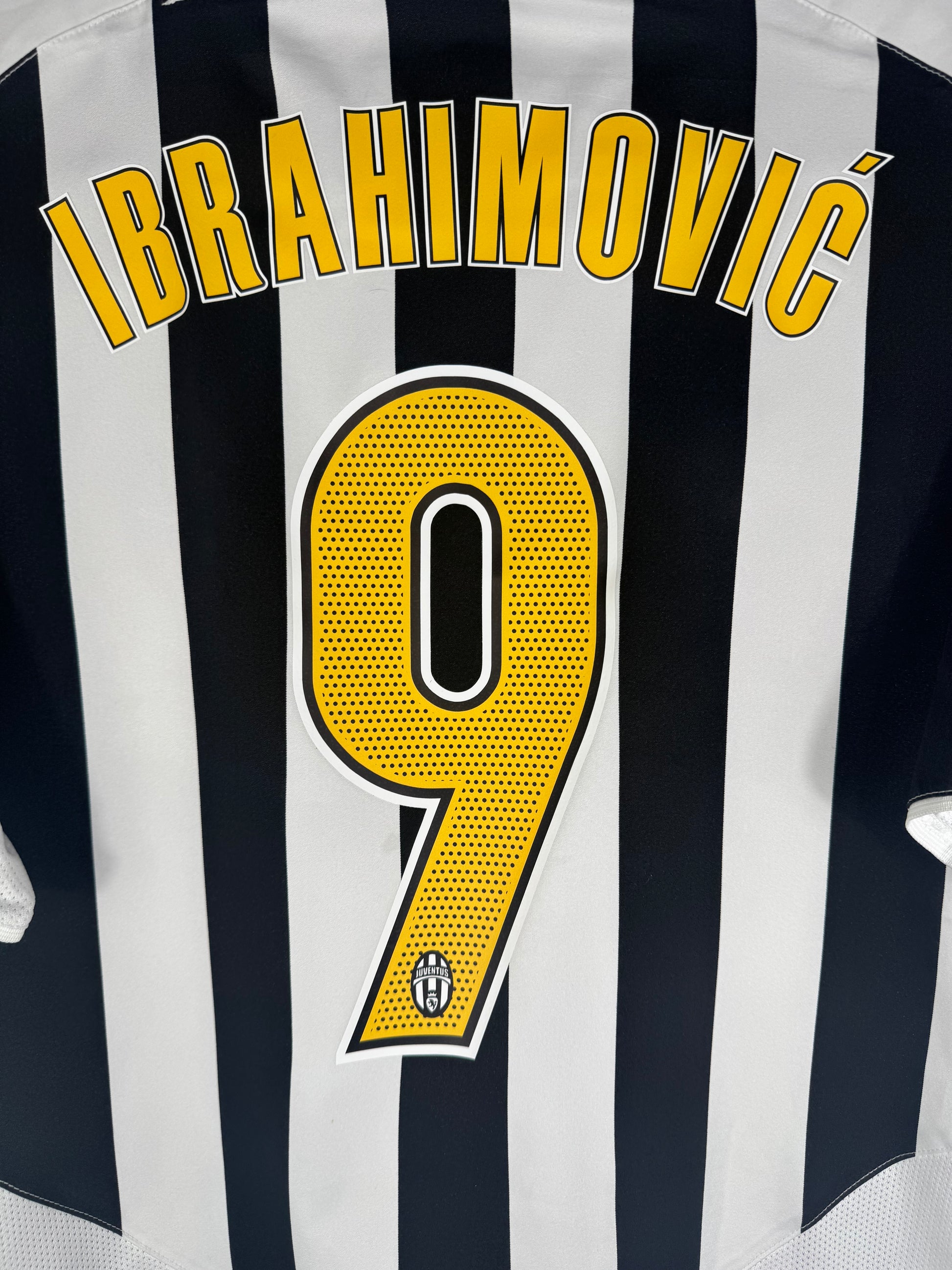 Zoom sur le nom IBRAHIMOVIC et le numéro 9 jaune emblématique.