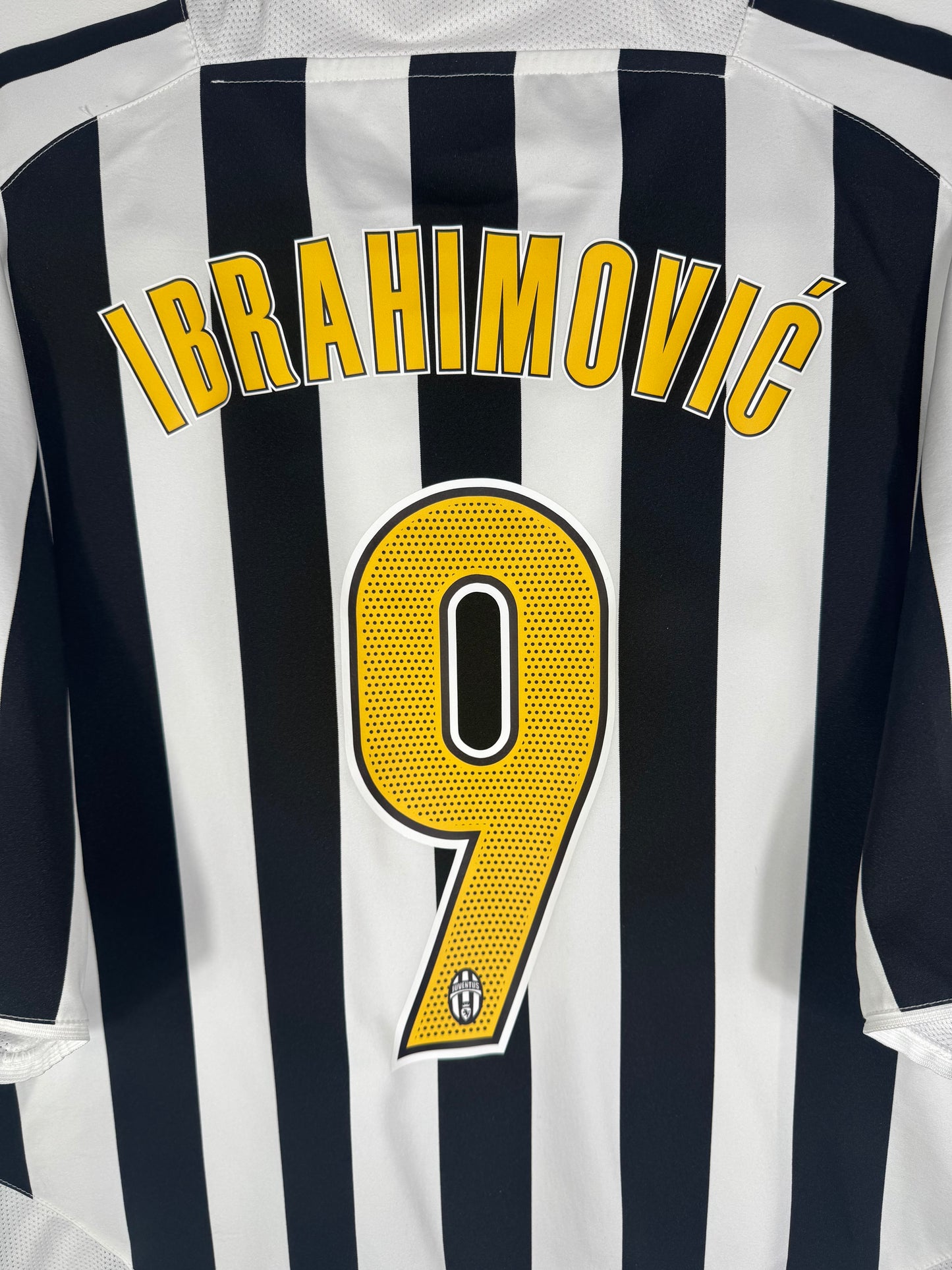 Zoom sur le nom IBRAHIMOVIC et le numéro 9 jaune au dos du maillot.