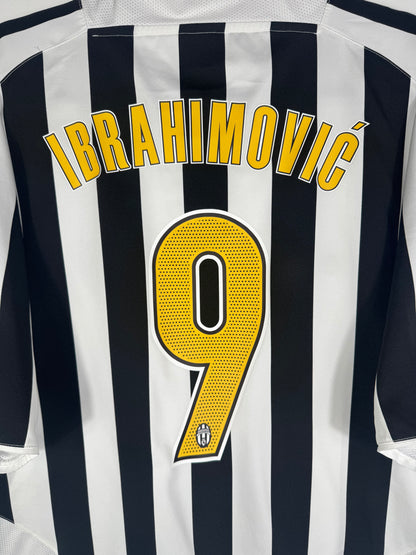 Zoom sur le nom IBRAHIMOVIC et le numéro 9 jaune au dos du maillot.