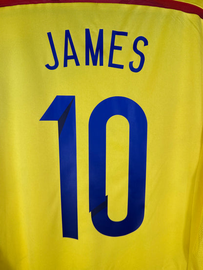 Zoom sur le nom JAMES et le numéro 10 bleu, typographie officielle Adidas Coupe du Monde 2014.