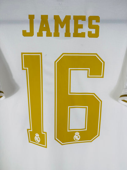 Zoom sur le nom JAMES et le numéro 16 en flocage doré officiel, police Real Madrid 2020.