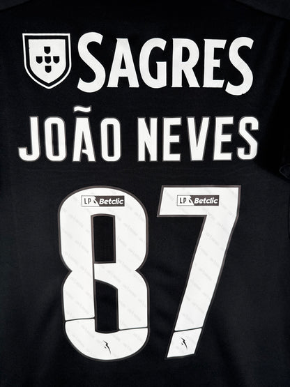 Zoom sur le nom JOÃO NEVES et le numéro 87 blanc avec typographie officielle du SL Benfica 2023-2024.
