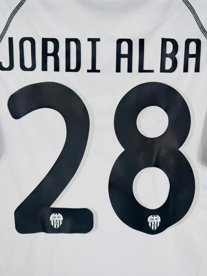 Zoom sur le nom JORDI ALBA et le numéro 28 noir (numéro de jeune joueur).