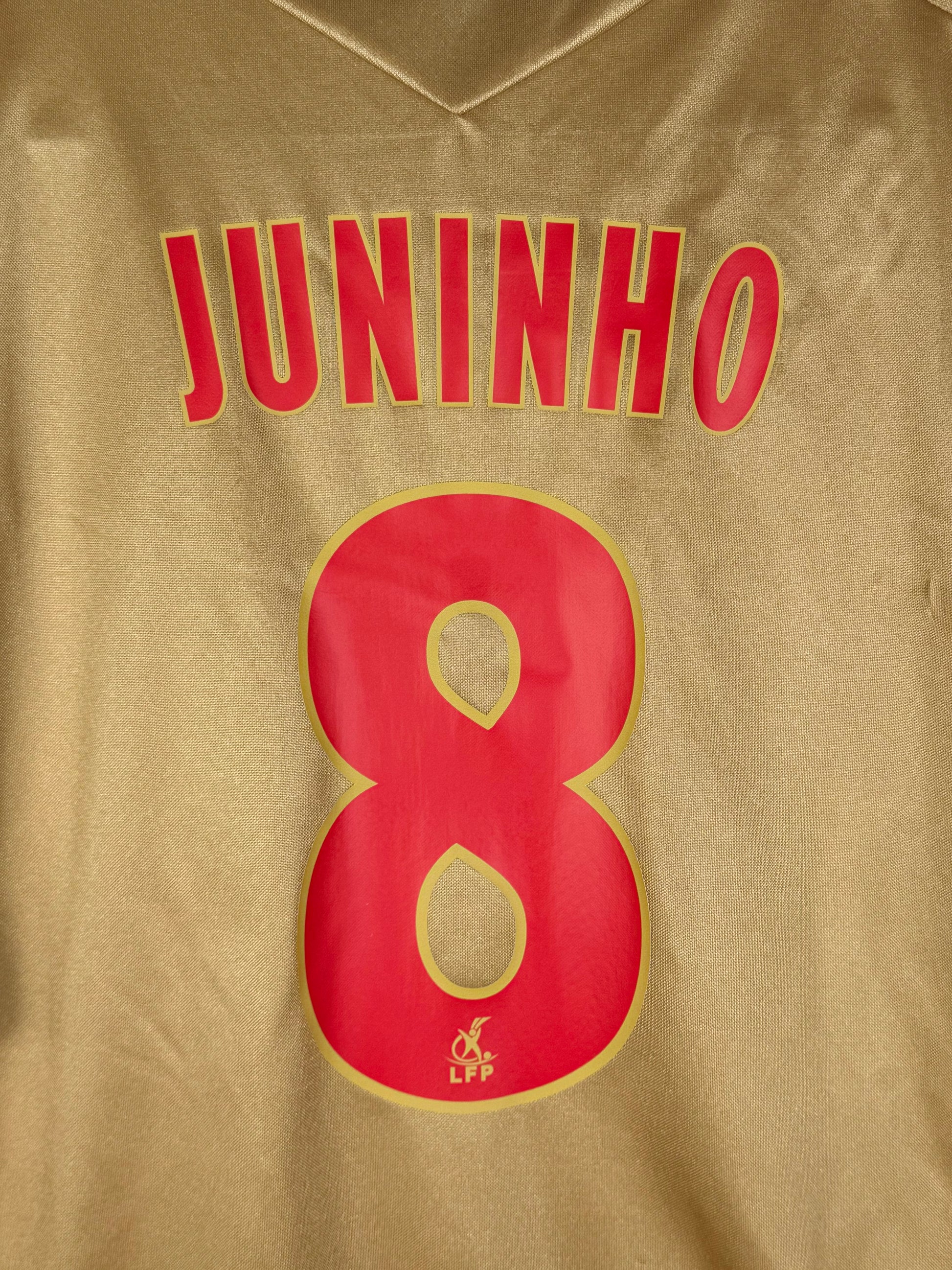 Zoom sur le nom JUNINHO et le numéro 8 blanc, police officielle de l'Olympique Lyonnais 2008.