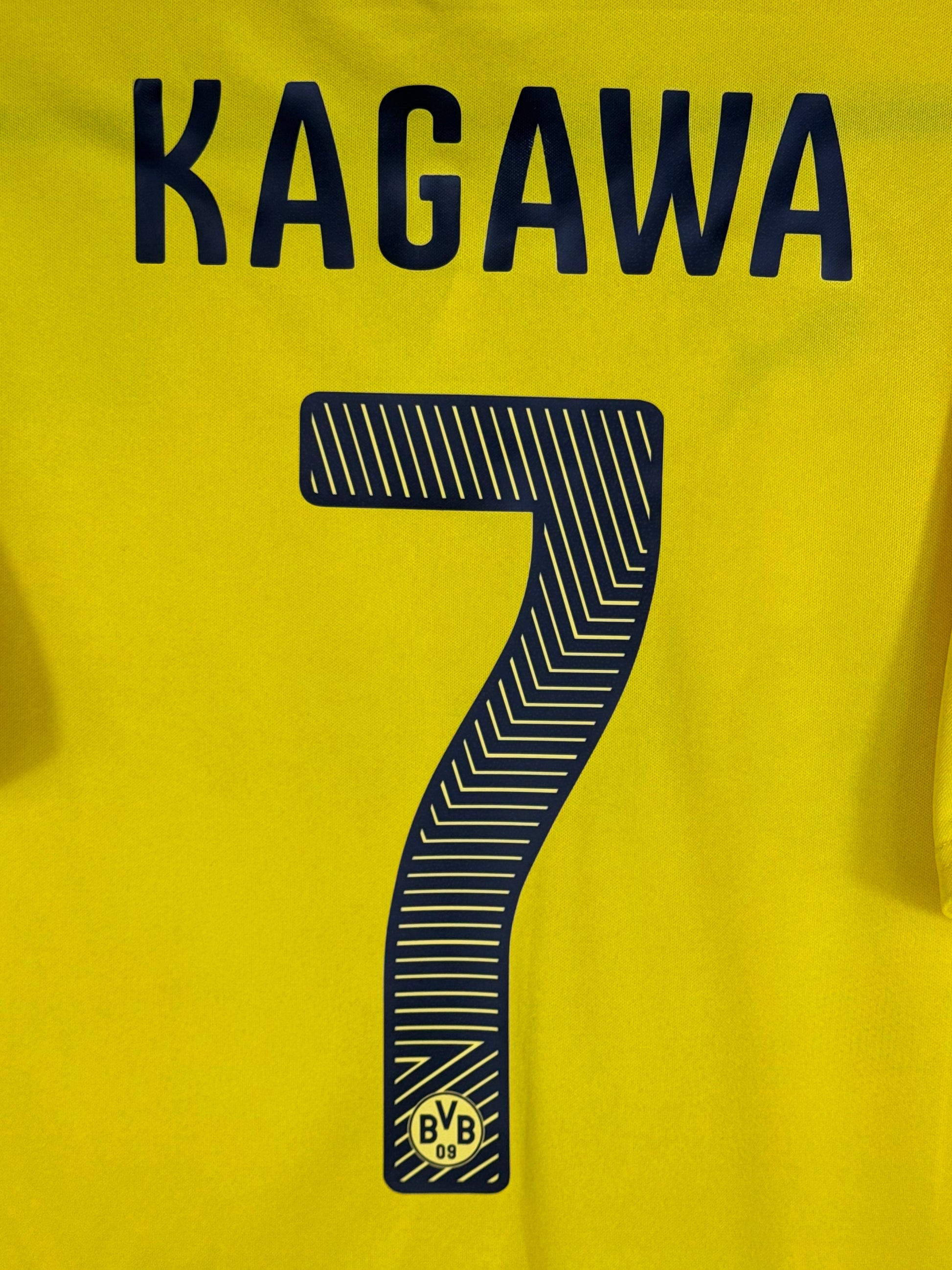 Zoom sur le nom KAGAWA et le numéro 7 noir à rayures intégrées.