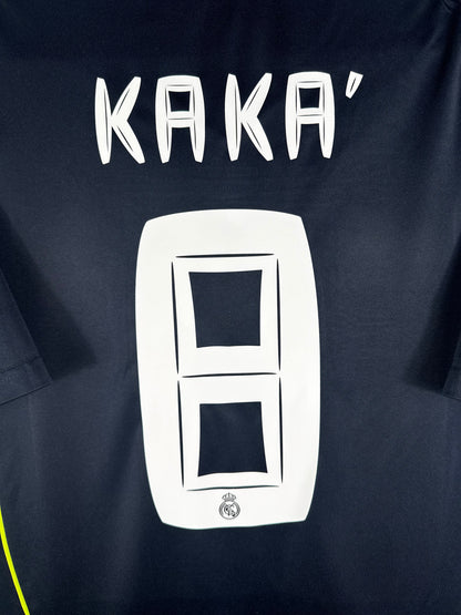Zoom sur le nom KAKA' et le numéro 8 blanc, typographie officielle du Real Madrid 2010-2011.
