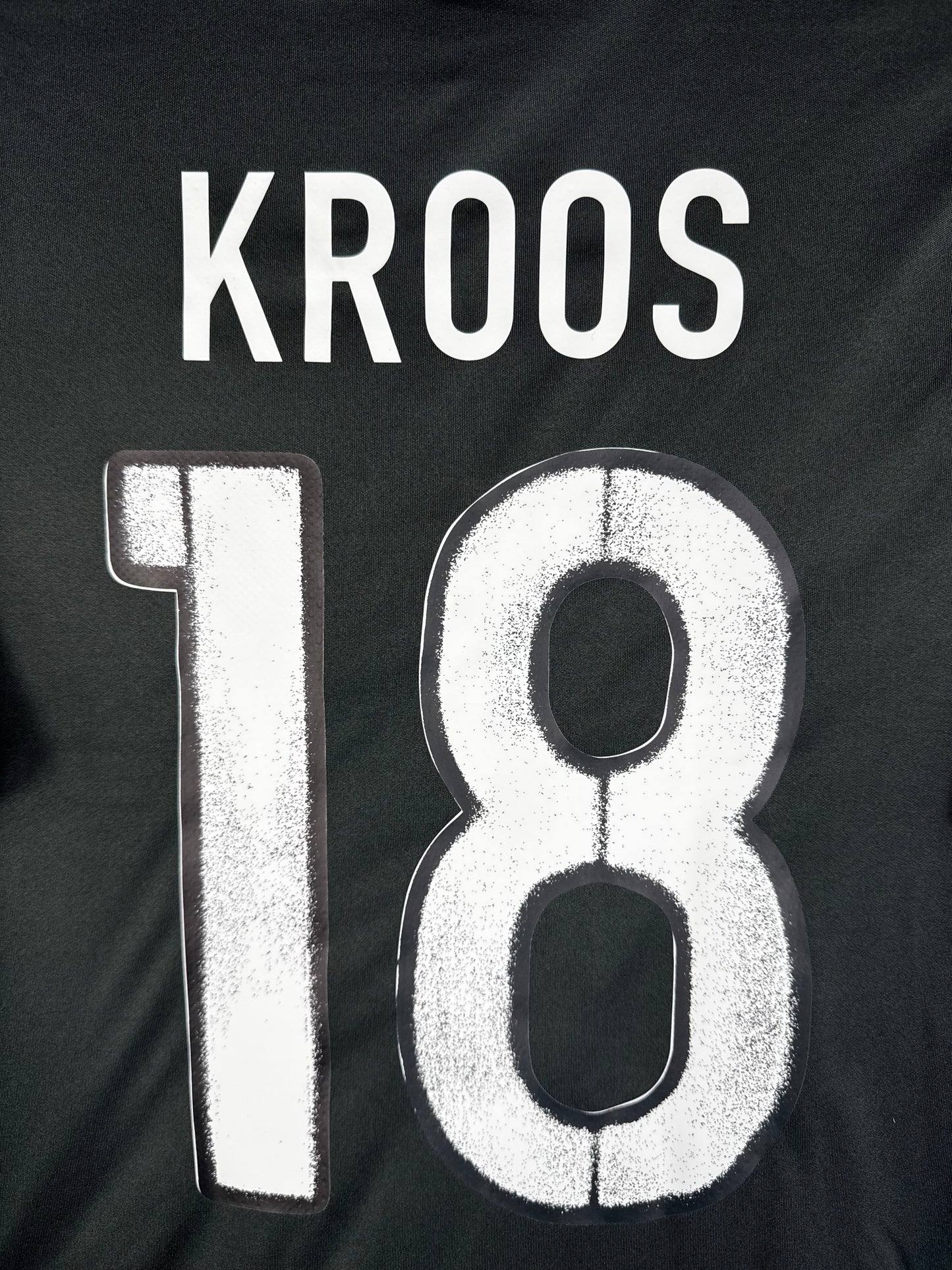 Zoom sur le nom KROOS et le numéro 18 blanc, police officielle Adidas pour l'Euro 2016.