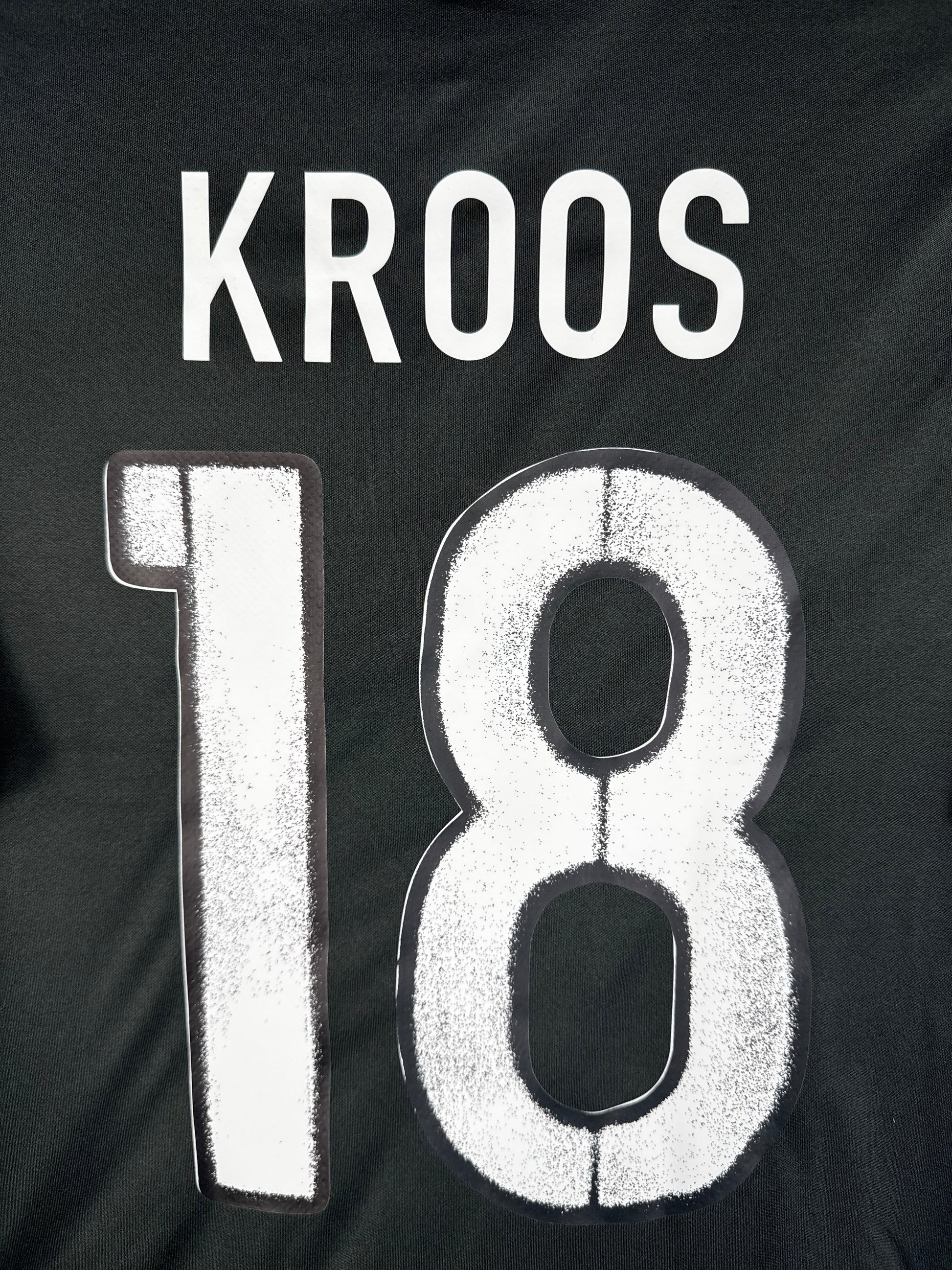 Zoom sur le nom KROOS et le numéro 18 blanc, police officielle Adidas pour l'Euro 2016.