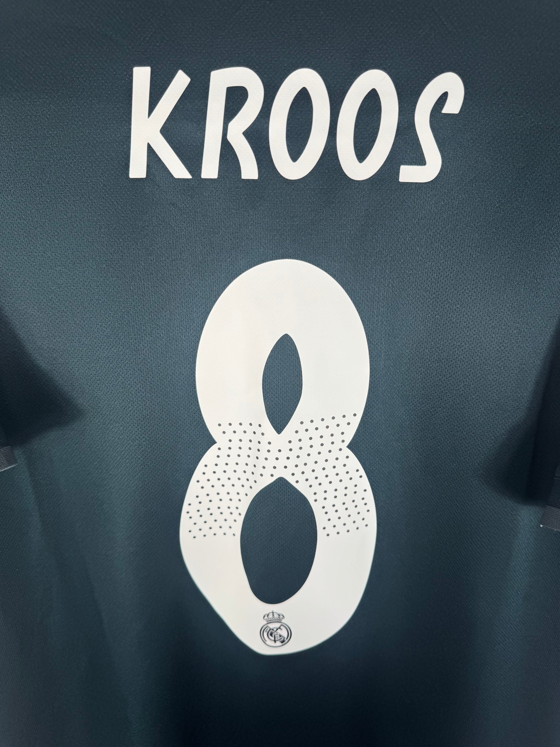 Zoom sur le nom KROOS et le numéro 8 blanc, police officielle du Real Madrid 2019.