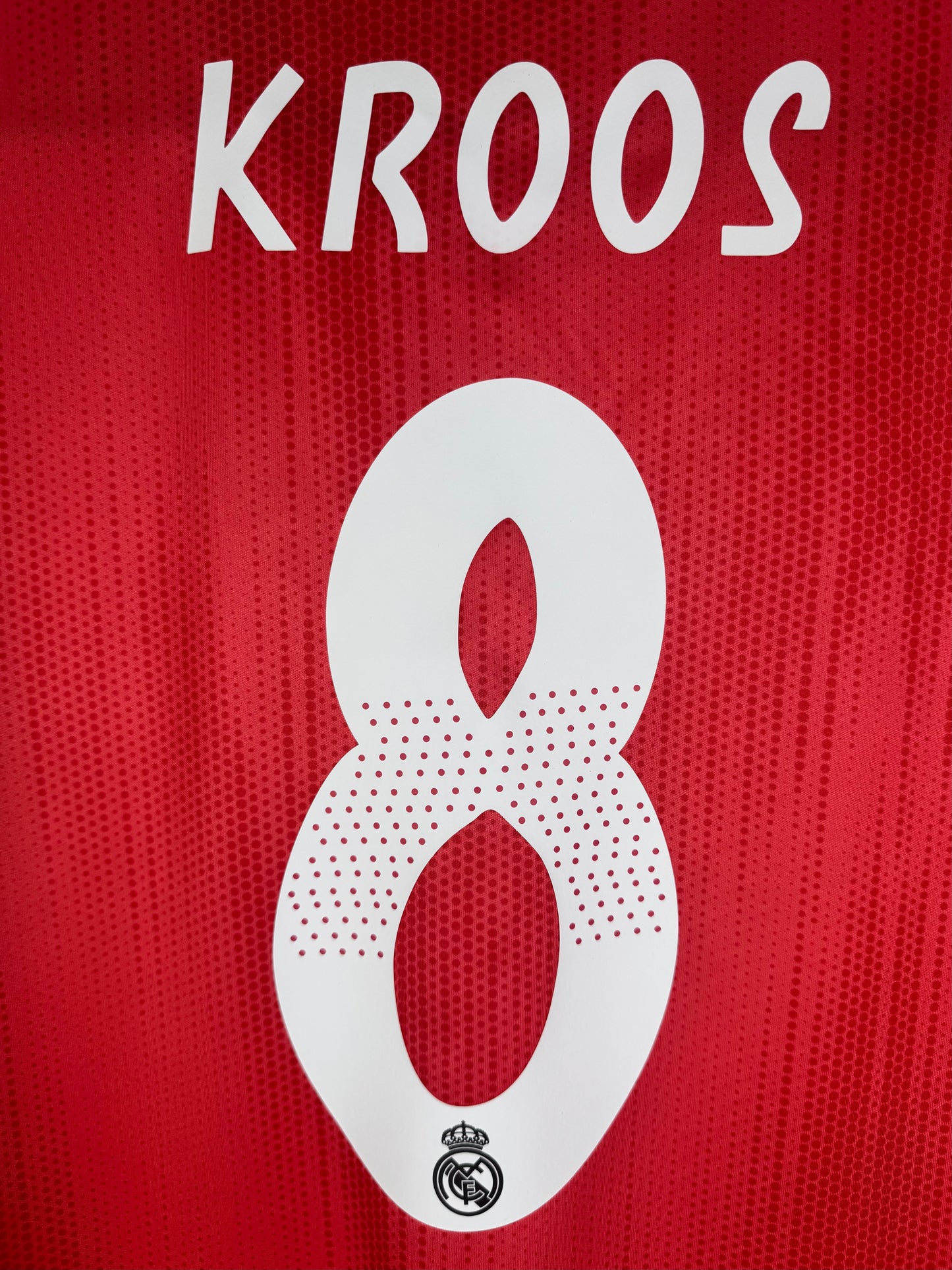 Zoom sur le nom KROOS et le numéro 8 blanc avec typographie officielle.