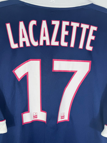Zoom sur le nom LACAZETTE et le numéro 17 blanc avec liseré rose et blason de l'OL intégré.