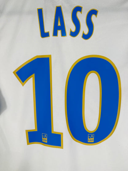 Zoom sur le nom LASS et le numéro 10 bleu typographie Coupe d'Europe.