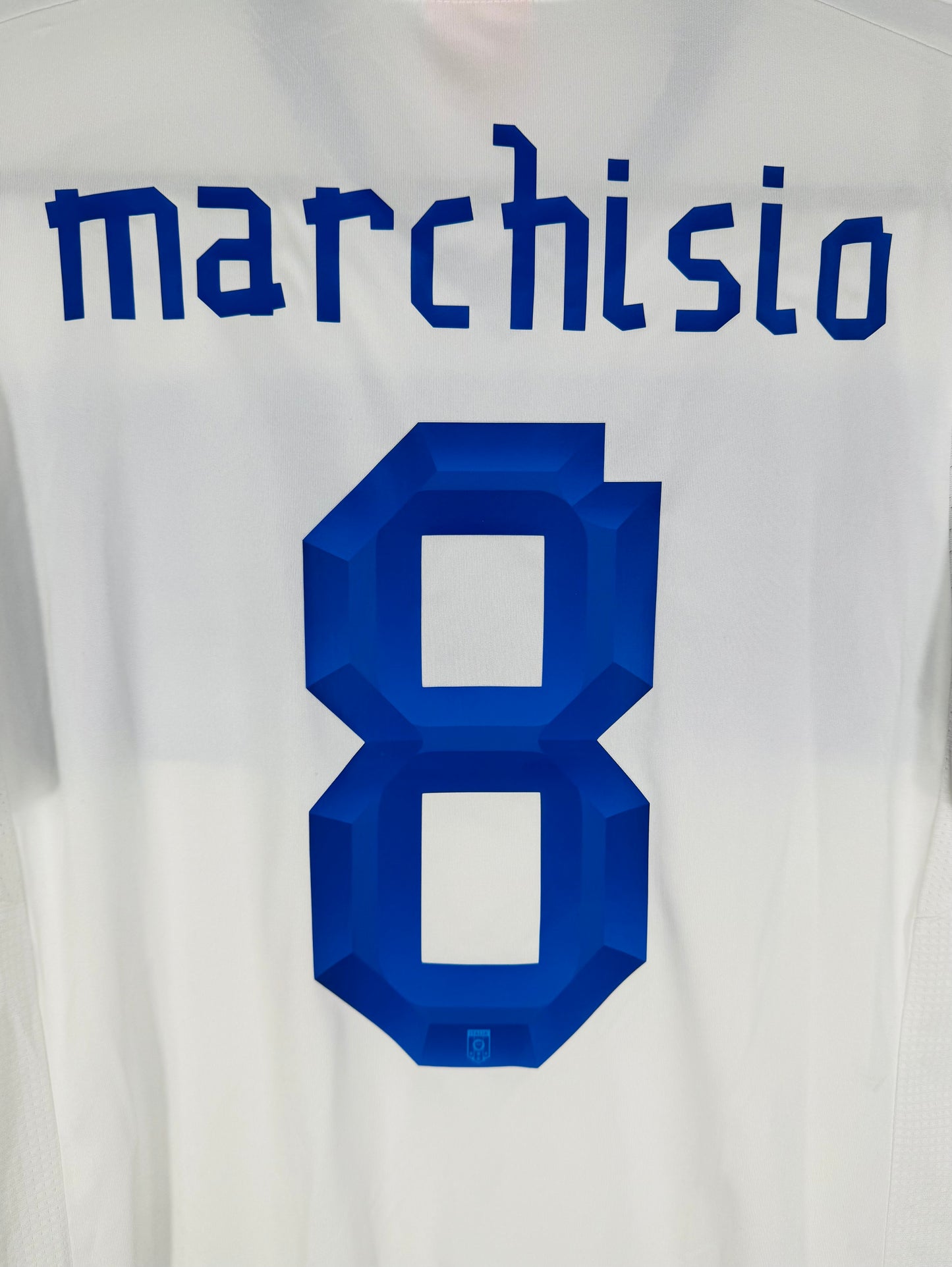 Zoom sur la typographie unique en lettres minuscules du nom marchisio et le numéro 8 3D.