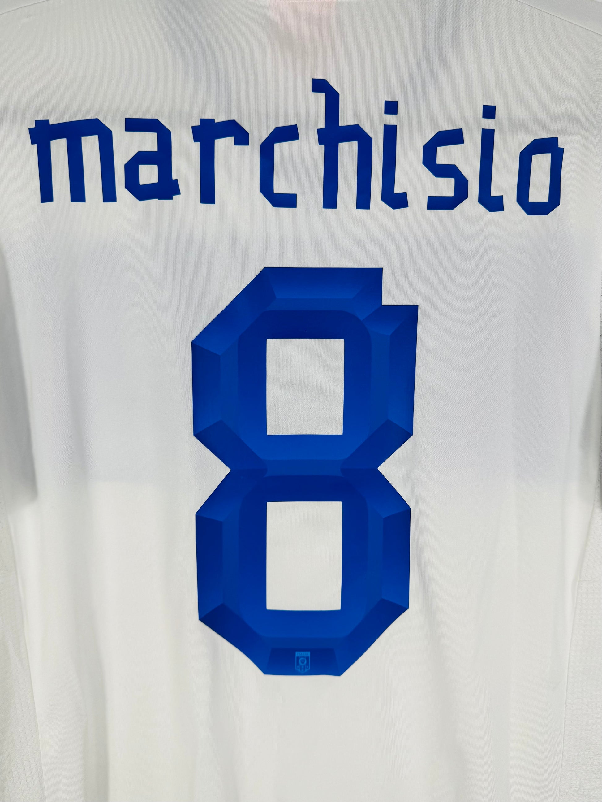 Zoom sur la typographie unique en lettres minuscules du nom marchisio et le numéro 8 3D.