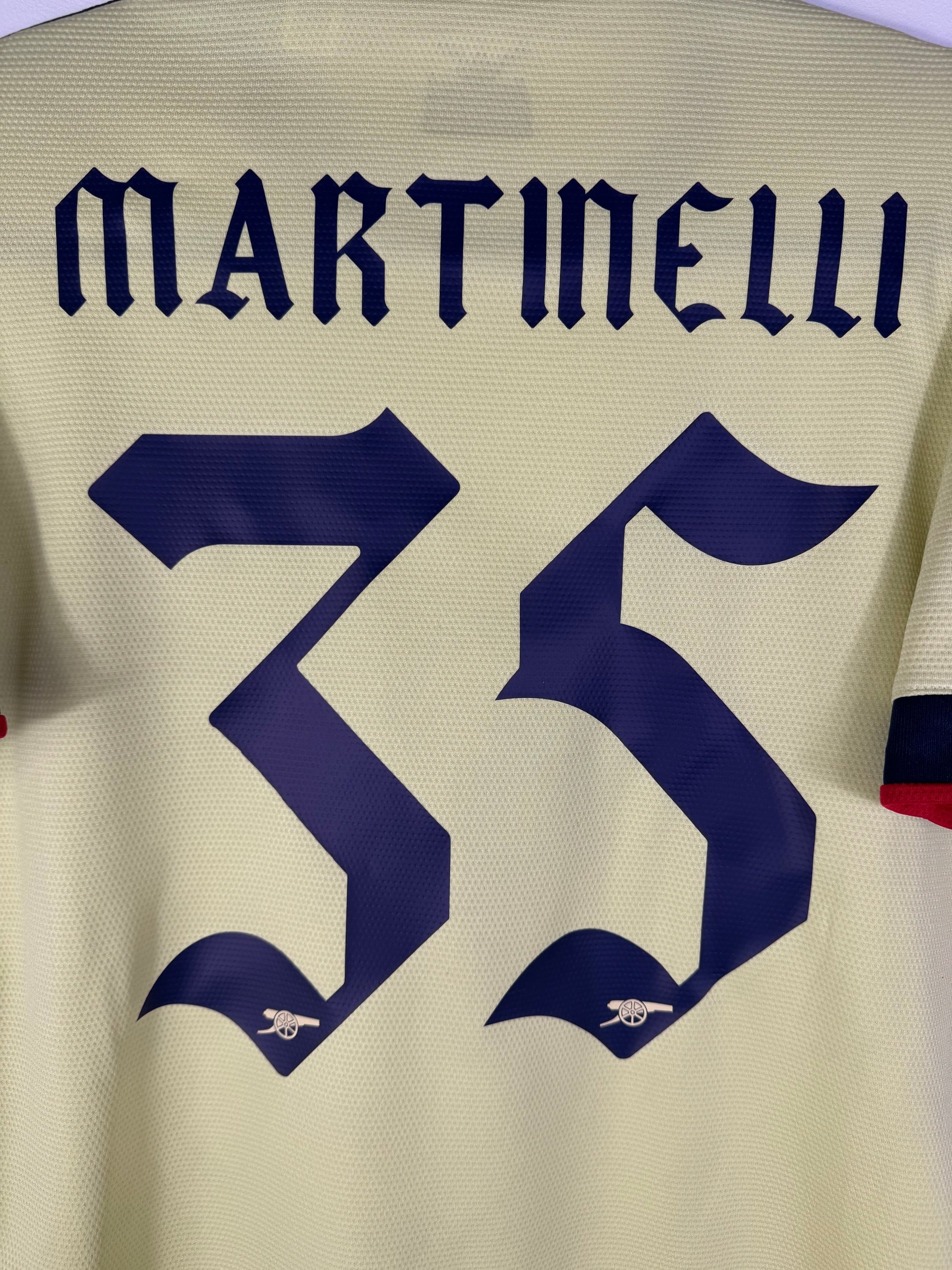 Zoom sur le nom MARTINELLI et le numéro 35 bleu marine, typographie gothique officielle d'Arsenal pour les coupes 2021-2022.