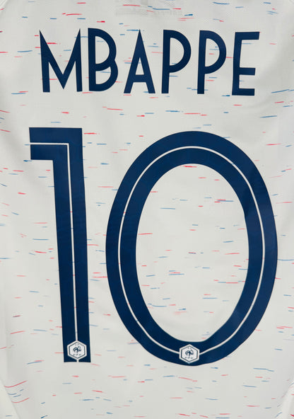 Zoom sur la typographie officielle hexagonale du numéro 10 et nom MBAPPE.