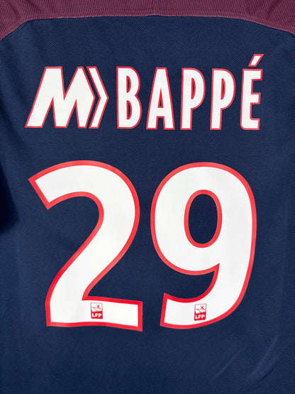 Zoom sur le flocage officiel MBAPPÉ 29 blanc avec liseré sur le maillot domicile parisien.