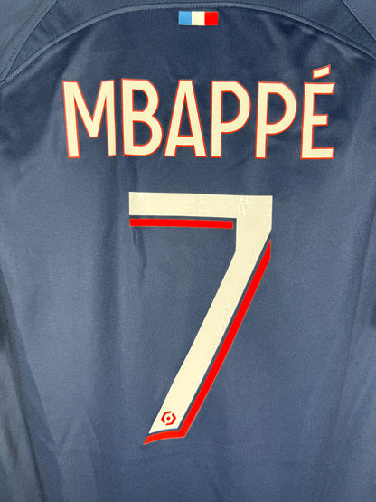 Gros plan flocage Mbappé numéro 7 police officielle Ligue 1 2024.
