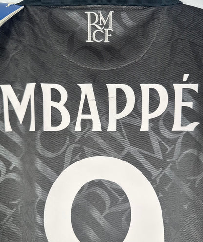 Zoom sur le nom MBAPPÉ et le numéro 9 blanc style rétro sur le maillot Third.