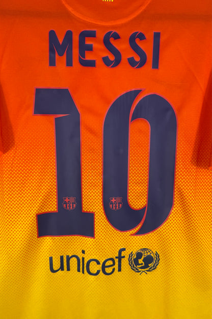 Zoom sur le nom MESSI et le numéro 10 bleu marine avec logo Unicef.