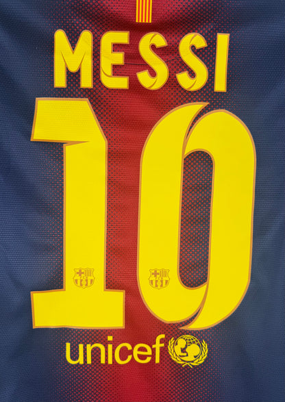 Zoom sur la typographie jaune du nom MESSI et le numéro 10 de l'année des 91 buts.