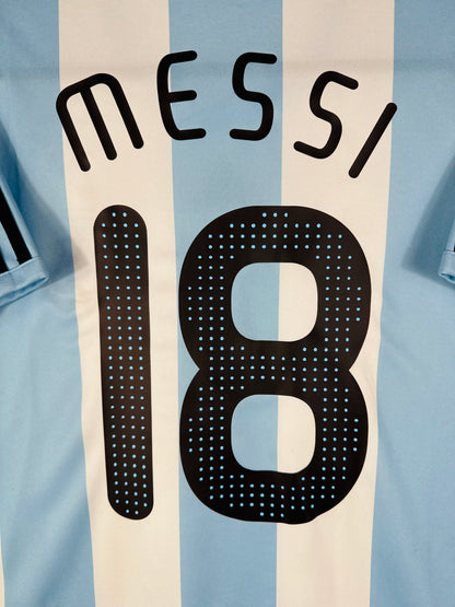 Zoom sur le nom MESSI en lettres noires, typographie officielle de l'époque.