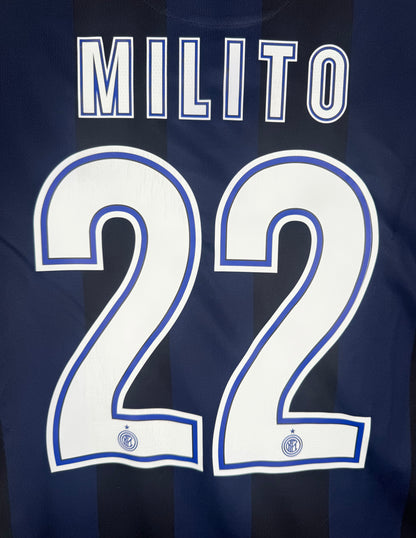Zoom sur le nom MILITO et le numéro 22 blanc avec le logo du club en bas du chiffre.