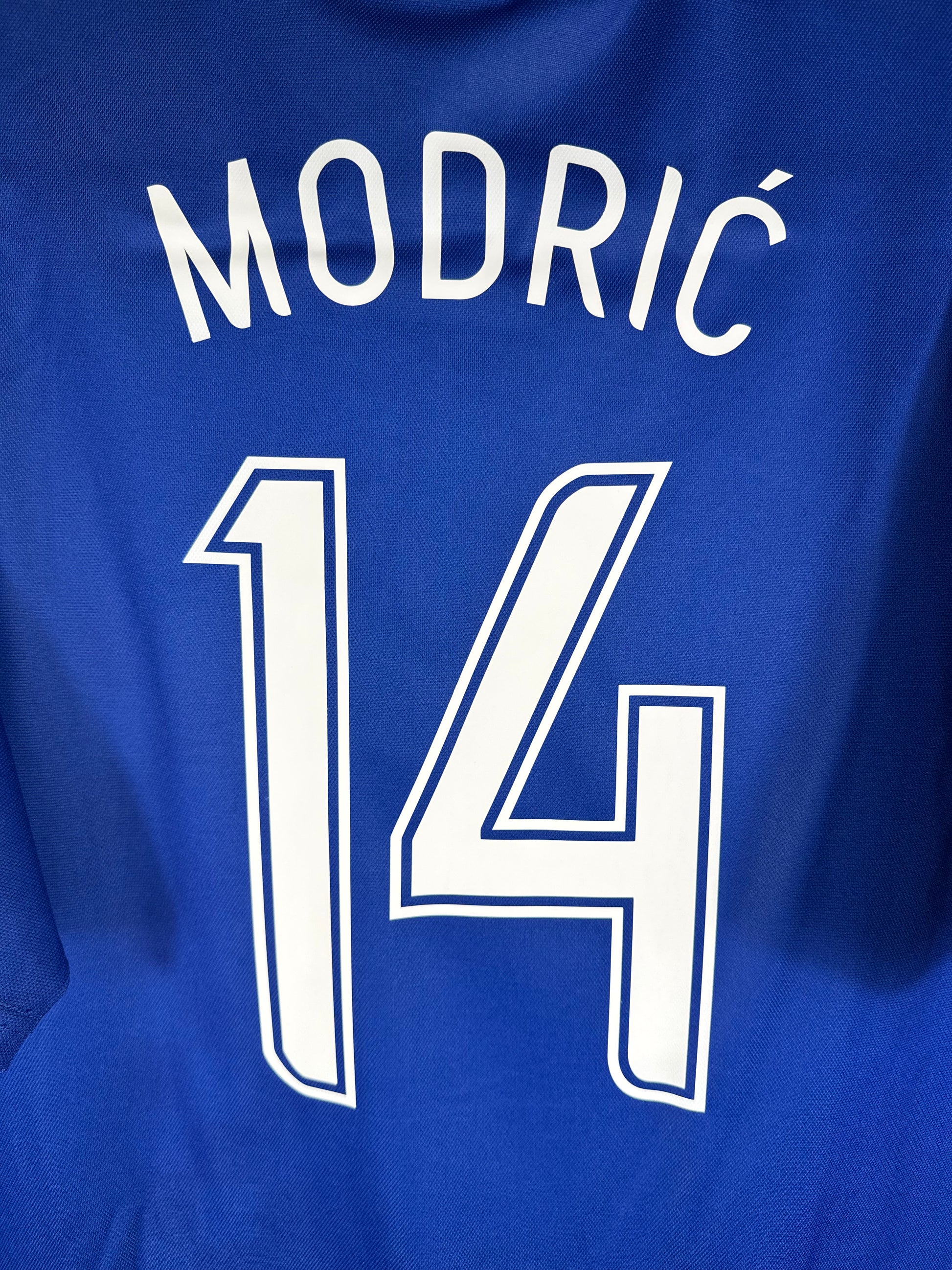Zoom sur le nom MODRIĆ et le numéro 14 blanc avec liseré, typographie officielle de la Croatie en 2006.