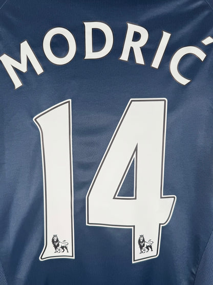 Zoom sur le nom MODRIC et le numéro 14 en typographie officielle Premier League blanche.