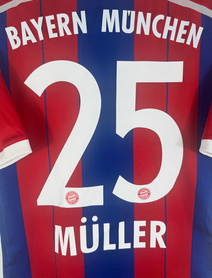 Détail du flocage authentique du nom MÜLLER et numéro 25 avec logo du Bayern Munich.