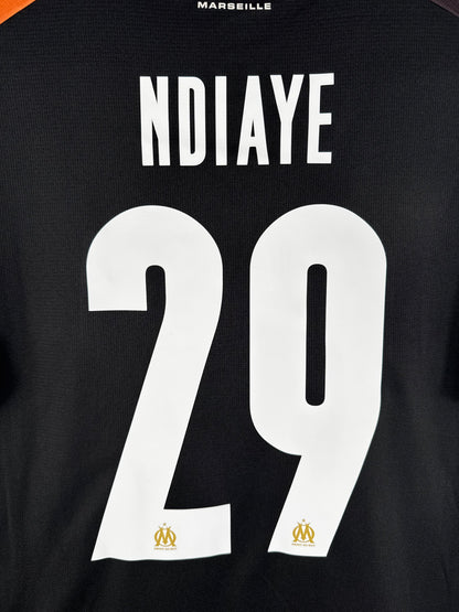 Zoom sur le nom NDIAYE et le numéro 29 blanc, police officielle de l'Olympique de Marseille 2024.