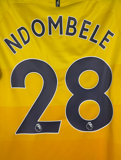 Zoom sur le nom NDOMBELE et le numéro 28 bleu marine.